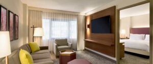 phxes-king-bedroom-suite-02